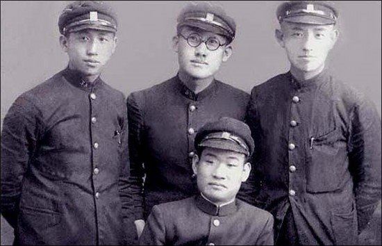 [평양 숭실중학교 시절의 윤동주(뒷줄 맨 오른쪽), 그 옆이 문익환 목사]