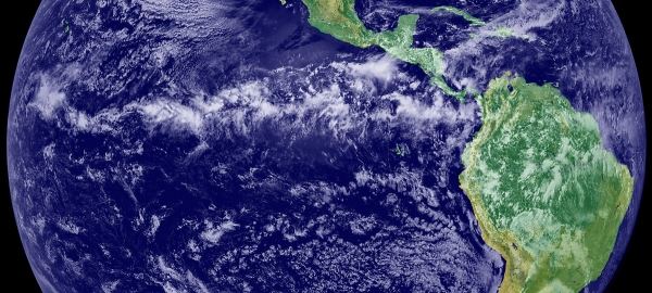 [사진 : 북반구의 북동무역풍과 남반구의 남동무역풍이 수렴하면서 발생하는 구름 (Credit : NASA, NOAA)]