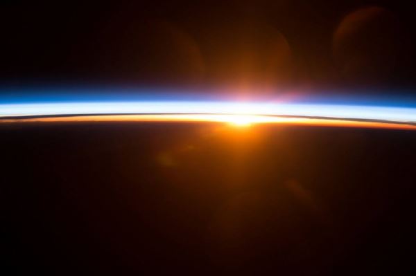 [사진 : ISS에서 바라본 일몰 (04/08/2015) (Credit : NASA) ]