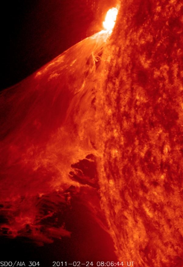 [태양관측위성 SDO 가 관측한 거대한 홍염 image credit:NASA]